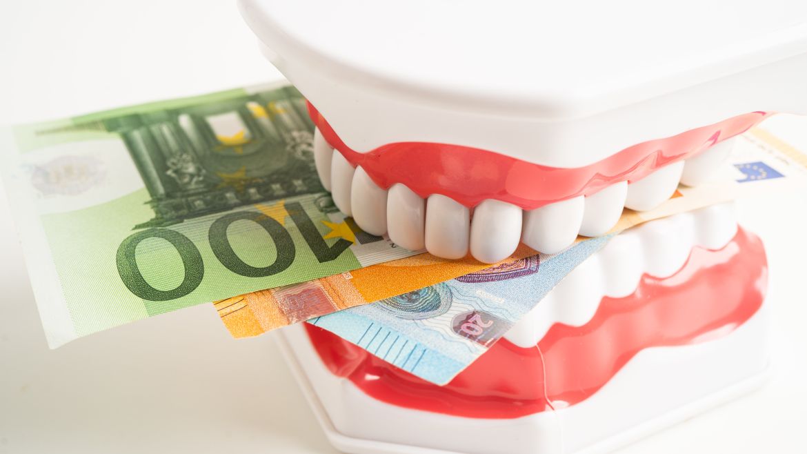 Die Kosten einer Zahnerneuerung können beträchtlich ansteigen.