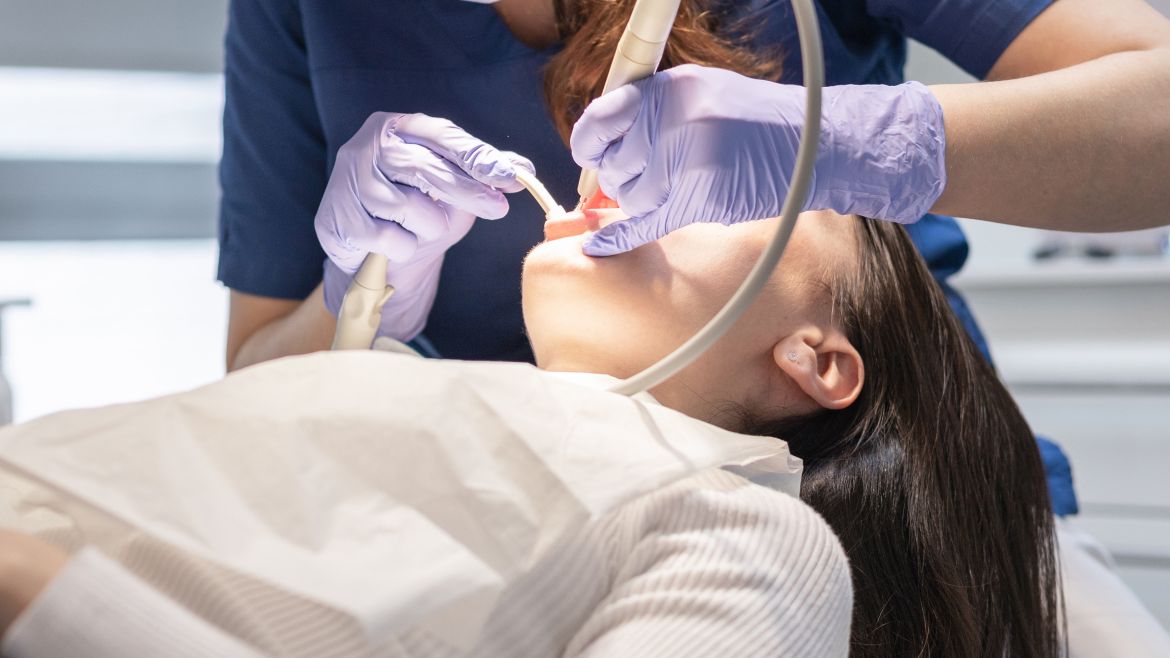 Nach maximal einer Stunde ist die Zahnreinigung meist abgeschlossen.