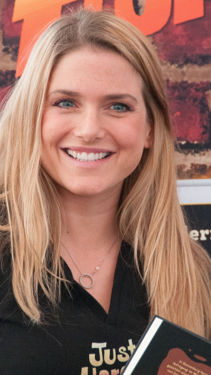 Jeanette Biedermann lächelt